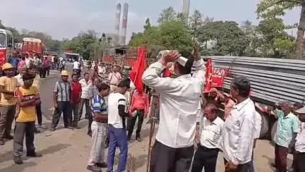 ফরাক্কা: ফরাক্কায় দুর্ঘটনার কবলে পড়া NTPC-র কয়লা বোঝাই মালগাড়ির শ্রমিকের পরিবারকে ক্ষতিপূরণ দেওয়ার দাবিতে বিক্ষোভ
