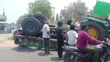 చివ్వెంల: చివ్వెంలలో ట్రాక్టర్ బోల్తా.. ధాన్యం నేలపాలు