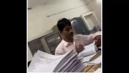 मध्य प्रदेश में प्रोफेसर थी बीमार तो चपरासी ने चेक कर डाली यूनिवर्सिटी एग्जाम की कॉपियां।
#boardexam #news