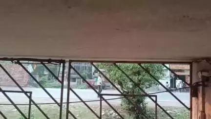 রঘুনাথগঞ্জ ১: ওয়াকাফ বিল প্রত্যাহারের দাবিতে অগ্নিগর্ভ জঙ্গিপুর, উত্তেজিত জনতা পুলিশকে লক্ষ্য করে ইট বৃষ্টি পুলিশের গাড়িতে আগুন
