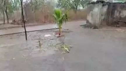 उमरी: तालुक्यातील कुदळा व जामगाव येथे सुसाट वाऱ्यासोबत विजेच्या कडकडाटासह जोरदार गारांचा पाऊस