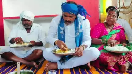 బొమ్మలరామారం: మర్యాల గ్రామంలో నిరుపేద కుటుంబ సభ్యులతో సన్న బియ్యంతో భోజనం చేసిన ప్రభుత్వ విప్ బీర్ల  ఐలయ్య