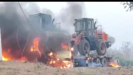 पिथौरा: नेशनल हाईवे 53 कोडार के पास जेसीबी वाहन ले जा रहे ट्रेलर में लगी आग, ड्राइवर की हुई मौत