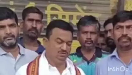 करमाळा: नगरपालिका स्वच्छता कर्मचाऱ्यांच्या पगार वाढीसाठी नगरपालिकेत शिवसेना जिल्हाध्यक्ष महेश चिमटे यांचे निवेदन