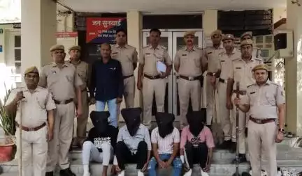जिला कोटा ग्रामीण पुलिस की अपराधियों के खिलाफ #निरंतर_कार्यवाही जारी 

थाना मोड़क ने चाकू की नोक पर #लूट करने वाले नकाबपोश #गिरोह का पर्दापास करते हुए 04 अपराधियों को #गिरफ्तार करने में सफलता हासिल की