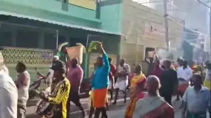 எட்டயபுரம்: புது அம்மன் கோவிலில் கொடை விழா அக்னி சட்டி ஊர்வலம் வெகு விமர்சையாக நடைபெற்றது