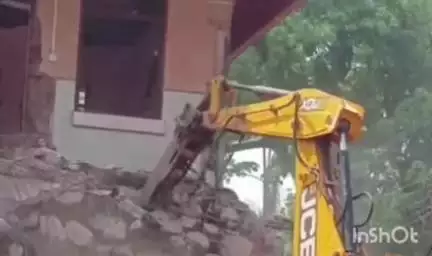 मालवण: मालवण येथील बस स्थानकाच्या जुनी इमारत पाडण्या च्या कामास सुरुवात