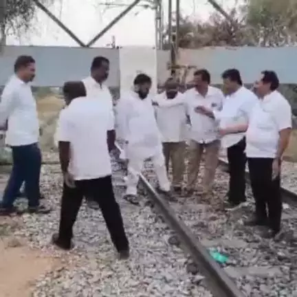 ಸೇಡಂ: ಸೇಡಂ ಪಟ್ಟಣದಲ್ಲಿ ವಾಸವದತ್ತ ಸಿಮೆಂಟ್ ಕಾರ್ಖಾನೆ ರೈಲು ಸಂಚಾರ ತಡೆದು ಕಾಂಟ್ರಾಕ್ಟರ್‌ಗಳ ಪ್ರತಿಭಟನೆ
