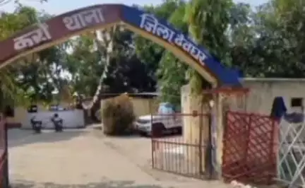 करौं: करों पुलिस ने कुकर शीला गांव में छापेमारी कर एक फरार वारंटी को गिरफ्तार किया, पूछताछ और स्वास्थ्य जांच के बाद उसे जेल भेज दिया गया।