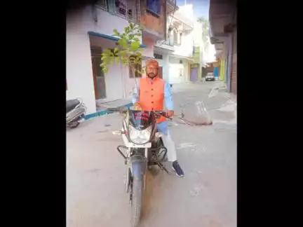 पंचायत केशवगढ़ में सरपंच प्रतिनिधि पुष्पेंद्र जैन के द्वारा लिया गया था संकल्प की जब भी गांव जाएंगे एक पेड़ जरूर लगाएंगे।