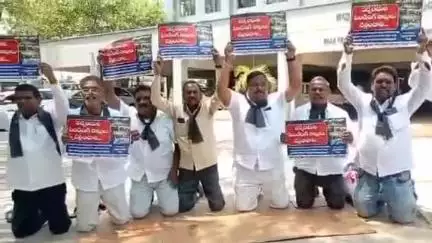 అమీర్‌పేట: ఖైరతాబాద్ లో తమ పెండింగ్ బిల్లులు చెల్లించాలని మోకాళ్లపై కూర్చొని నిరసన తెలిపిన మాజీ సర్పంచులు