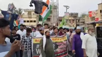 ভরতপুর ১: ওয়াকফ বিল মানছি না মানবো না এই স্লোগান তুলে ভরতপুরে প্রতিবাদ ইমাম মোয়াজ্জেম সহ সংখ্যালঘু সম্প্রদায়ের মানুষের