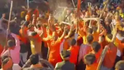 बरकागाँव: बड़कागांव में पिछले 24 घंटे से भी अधिक समय तक जारी है रामनवमी का जुलूस डीजे पर थिरक रहे #राम भक्त