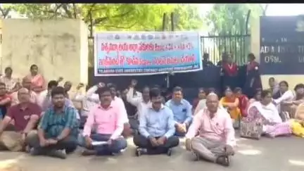 ఉప్పల్: యూనివర్సిటీలలో పనిచేసే కాంట్రాక్టు అధ్యాపకులకు ఉద్యోగ భద్రత కల్పించాలని తరగతులు బహిష్కరించి నిరసన