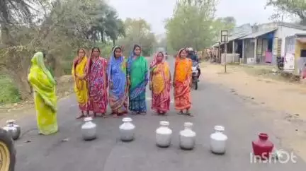 ইন্দপুর: হাতিরামপুর মানবাজার রাস্তার রাঙ্গা মোড়ে পানীয় জলের জন্য পথ অবরোধ মহিলাদের, প্রশাসন উপযুক্ত পদক্ষেপ করবে বলে জানায়