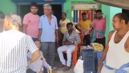 ଆଠଗଡ: ତିଗିରିଆ ବିନ୍ଧାଣିମା ହାଟରୁ ଚୋରି କରୁଥିବା ସମୟରେ ସାଧାରଣ ଲୋକଙ୍କ ହାତରେ ଧରାପଡ଼ିଲେ ମୋବାଇଲ୍ ଚୋର