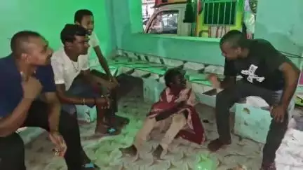 ये शख्स पिछले 3 दिन से सारठ मैन चौक स्थित यात्रिक शेड में है, खुद को बामनगामा-गोबरशाला निवासी सिकंदर मांझी बताता है...