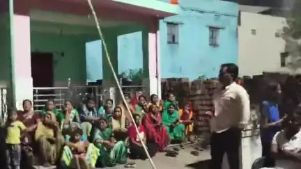 सोनडीहा : (रामनवमी) कार्यक्रम में भाग लेने वाले सभी  किरदारों के उत्साहवर्धन हेतु कुछ पारितोषिक (उपहार)की व्यवस्था कि गई