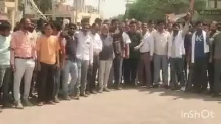 कुंवरिया: कुंवारिया पंचायत समिति नहीं बनाने पर ग्रामीणों में भारी आक्रोश, ग्रामीणों और व्यापारियों ने किया अनिश्चितकालीन बंद