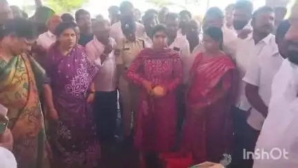 రాయపర్తి: రాయపర్తి మండల కేంద్రంలో ఐకెపి ఆధ్వర్యంలో ఏర్పాటుచేసిన దాన్యం కొనుగోలు కేంద్రాన్ని ప్రారంభించిన ఎమ్మెల్యే