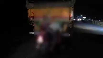 எட்டயபுரம்: சிந்தலக்கரை அருகே செவ்வாய்க்கிழமை இரவு தபால் ஊழியர் பழுதாகி நின்ற லாரி மீது மோதி சம்பவ இடத்திலேயே பலி புதன்கிழமை முற்பகல் எட்டயபுரம் போலீசார் தகவல்