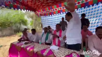ఐనవోలు: బీఆర్‌ఎస్‌ రజతోత్సవ సభకు జన సమీకరణకు మండల కేంద్రంలో ముఖ్య కార్యకర్తలతో సమావేశం నిర్వహించిన మాజీ మంత్రి ఎర్రబెల్లి