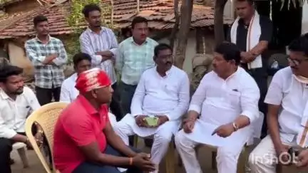 ब्रह्मपूरी: आवडगाव येथील वाघाच्या आल्यात मृत्युमुखी पडलेल्या मनोहर चौधरी यांच्या कुटुंब्याची आमदार वडिटीवर यांनी घेतली भेट