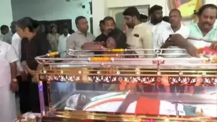 மாம்பலம்: ஏவிஎம் இடுகாட்டில் குமரி ஆனந்தனின் உடல் அரசு மரியாதையுடன் தகனம் செய்யப்பட்டது