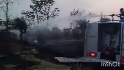 ग्राम देवराकला के बकठा मोड़ के पास पावर हाउस के सामने के खेत पर तार शाट सर्किट से आग लगने से खेत मे नुकसान जले पाइप वअन्य