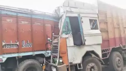 चकाई जमुई मुख्य मार्ग बटिया जंगल में 4 ट्रक आपस में टकरा गई। जिसमें पीछे वाले ट्रक ड्राइवर को हालात गंभीर बताया गया है।