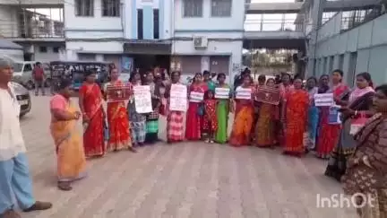 ধনিয়াখালি: শিক্ষকদের লাথি মারলো তৃণমূল সরকারের পুলিশ, এই ঘটনার প্রতিবাদে ধনিয়াখালি বিডিওর দপ্তরের সামনে বিক্ষোভ দেখালCpimlলিবারেশন