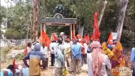 ওন্দা: ১০০ দিনের কাজ, যোগ্যদের চাকরি, এমন নানান দাবি নিয়ে বাঁকুড়ার ওন্দা ব্লক অফিসে বিক্ষোভ সিপিএম এর নেতা কর্মী ও সমর্থকদের
