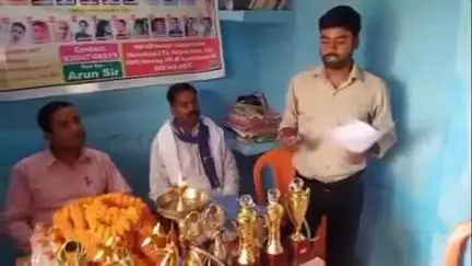 तेतरिया: तेतरिया के कोचिंग सेंटर में बीडीओ दिवाकर कुमार ने इंटर पास बच्चों को किया सम्मानित, कार्यक्रम का दीप जलाकर हुआ उद्घाटन