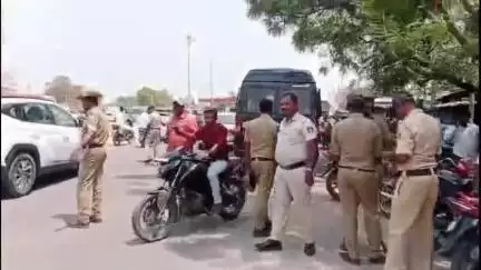 ಕಾರಟಗಿ: ತುಂಗಭದ್ರಾ ಜಲಾಶಯದ ಎಡದಂಡೆಗೆ ನಾಲೆಗೆ ಏ. 25 ವರಿಗೆ ಭತ್ತದ ಬೆಳೆಗೆ ನೀರು ಹರಿಸಲು ಒತ್ತಾಯಿಸಿ ಸಚಿವ ನಿವಾಸಕ್ಕೆ ಮುತ್ತಿಗೆಗೆ ಯತ್ನ ಬಂದನ