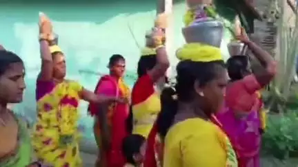 எட்டயபுரம்: எத்திலப்பநாயக்கன்பட்டி ஸ்ரீ பத்திரகாளி அம்மன் கோவிலில் பங்குனி திருவிழாவை முன்னிட்டு 108 பால்குட ஊர்வலம்  நடைபெற்றது
