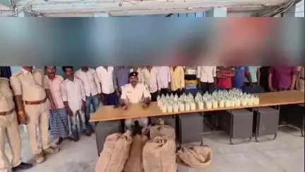 आदापुर: थानाध्यक्ष धर्मवीर कुमार चौधरी के नेतृत्व में कटगेंनवा से नेपाली शराब किया गया ज़ब्त, 15 शराबियों को किया गया गिरफ्तार