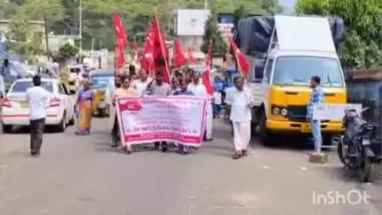 பந்தலூர்: உப்பட்டி செட்டி வயல் பகுதியில் வசித்து வரும் மக்களுக்கு சாலைவசதி வேண்டி இந்திய கம்யூனிஸ்ட் கட்சி மார்க்சிஸ்ட் போராட்டம்