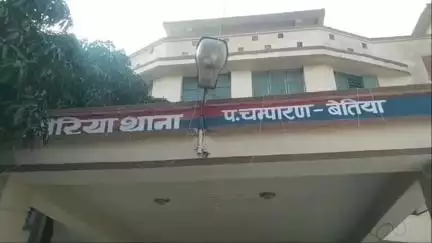 लौरिया: दिवा गश्त के दौरान शराब तस्कर गिरफ्तार
