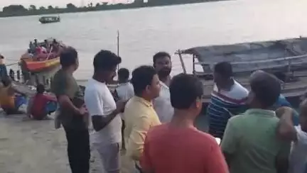 বাগনান ১: মোবাইলে ছবি তোলার সময় অসাবধানবশত নৌকা থেকে পড়ে গিয়ে রূপনারায়ণ নদীতে তলিয়ে গেলেন এক যুবক বাগনানে