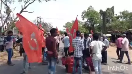 ওন্দা: বিডিও অফিসে পুলিশ ঢুকতে বাধা দেওয়ার অভিযোগ তুলে ওন্দা বিডিও অফিসের সামনে 60 নম্বর জাতীয় সড়ক অবরোধ করলো সিপিএম
