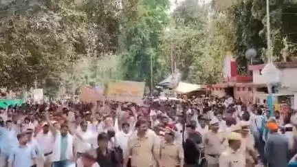 सरकार के खिलाफ़ हजारों बिजली कर्मचारियों का हूजूम लखनऊ की सड़कों पर उतर आया है. 

तस्वीर लखनऊ के शक्ति भवन से.
#नहींचाहिएभाजपा
