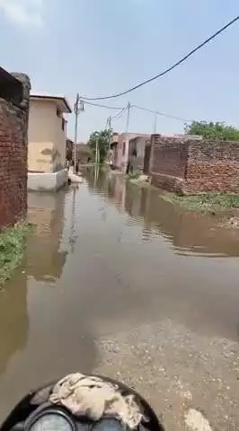 हसनपुर के गाव मतीपुरा मै मैन रोड पर भरा पानी बच्चो की पढ़ाई हो रही बेकार गाव के लोग परेशान बच्चो की पढाई रुखी#action@