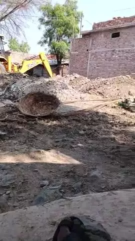 गांव डिगवाड में अवेध रूप से गढ्ढे खोदे, रस्ते की जगह पर
