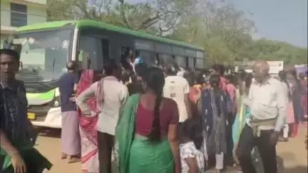 ଅମ୍ବାଭୋନା: ନୃସିଂହନାଥ ରେ ବୈଶାଖମେଲା ଦର୍ଶନ ପାଇଁ ପ୍ରଶାସନ ତରଫରୁ କରାଯାଇଥିବା ବସ୍ ରେ ଆଜି ପ୍ରବଲ ଠେଲାପେଲା
