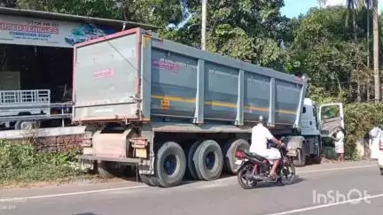 കൊണ്ടോട്ടി: മൊറയൂർ ഹിൽടോപ്പ് അരിമ്പ്ര റോഡിന് സമീപം നിയന്ത്രണം വിട്ട ലോറി റോഡരികിലേക്ക് ഇടിച്ചുകയറി അപകടം