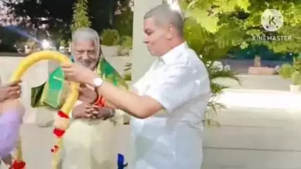 ಗೋಕಾಕ: ಪಟ್ಟಣದಲ್ಲಿ ಕರ್ನಲ್ ಸೋಫಿಯಾ ಖುರೇಷಿಯ ಮಾವನಿಗೆ ಶಾಸಕ‌ ಬಾಲಚಂದ್ರ ಜಾರಕಿಹೊಳಿ ಸನ್ಮಾನ