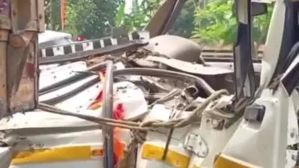 জাব্ৰাখোৱাত ৰখাই থোৱা মালবাহী ট্ৰাকত প্ৰচণ্ড খুন্দা বলেৰো পিকাআপ বাহনৰ, আহত চালক হেণ্ডিমেন