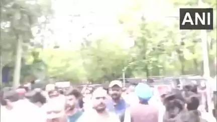 चंडीगढ़ प्रशासन द्वारा अपील के बाद सिविल डिफेंस वॉलंटियर के लिए युवाओं की भारी भीड़ उमड़ी।#national #viral #uttarpradesh