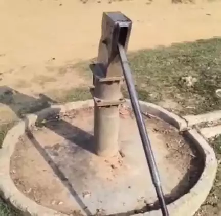 पयागपुर: भूपगंज बाज़ार में लगा इंडिया मार्क नल खराब स्थानीय लोगो ने कई बार कर चुके है शिक़ायत 
#jansamasya