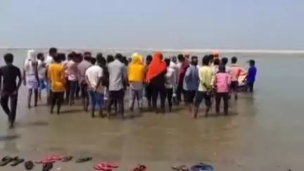 रिविलगंज: रीवल गंज के सी कॉलेज घाट पर डूबे युवक का शव बरामद, भीड़ उमड़ी, पुलिस जांच में जुटी